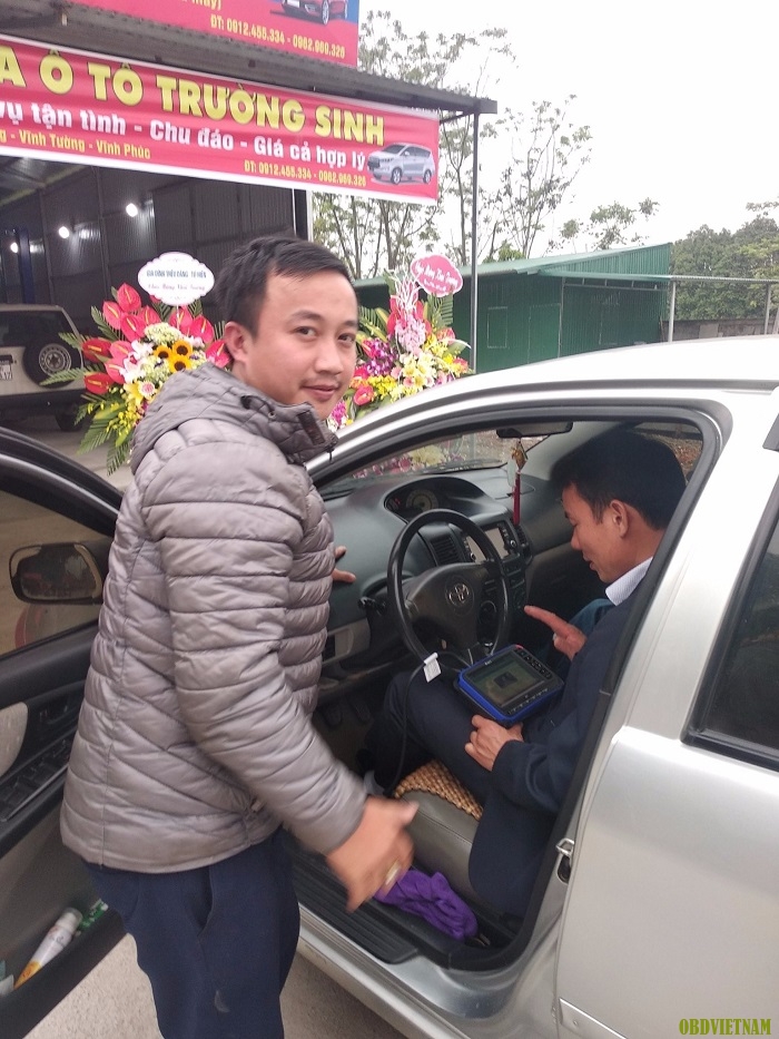 Anh Định - KTV OBD Việt Nam đang hướng dẫn anh em garage sử dụng máy chẩn đoán