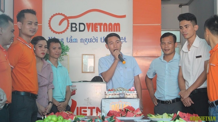 Giám đốc OBD Việt Nam đọc phát biểu trong bữa tiệc chúc mừng 
